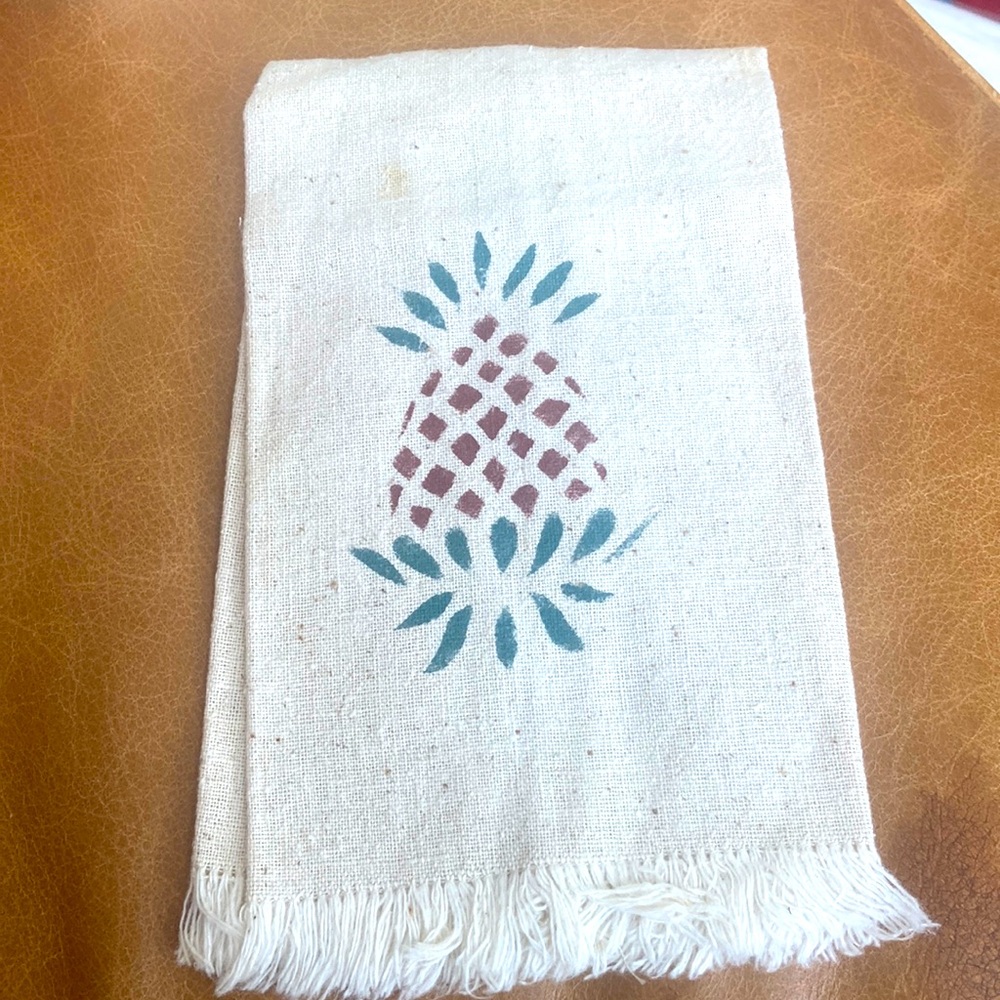 Rustic Beige Tea Towel with stenciled pineapple Design 1980s vintage - Picture 1 of 6